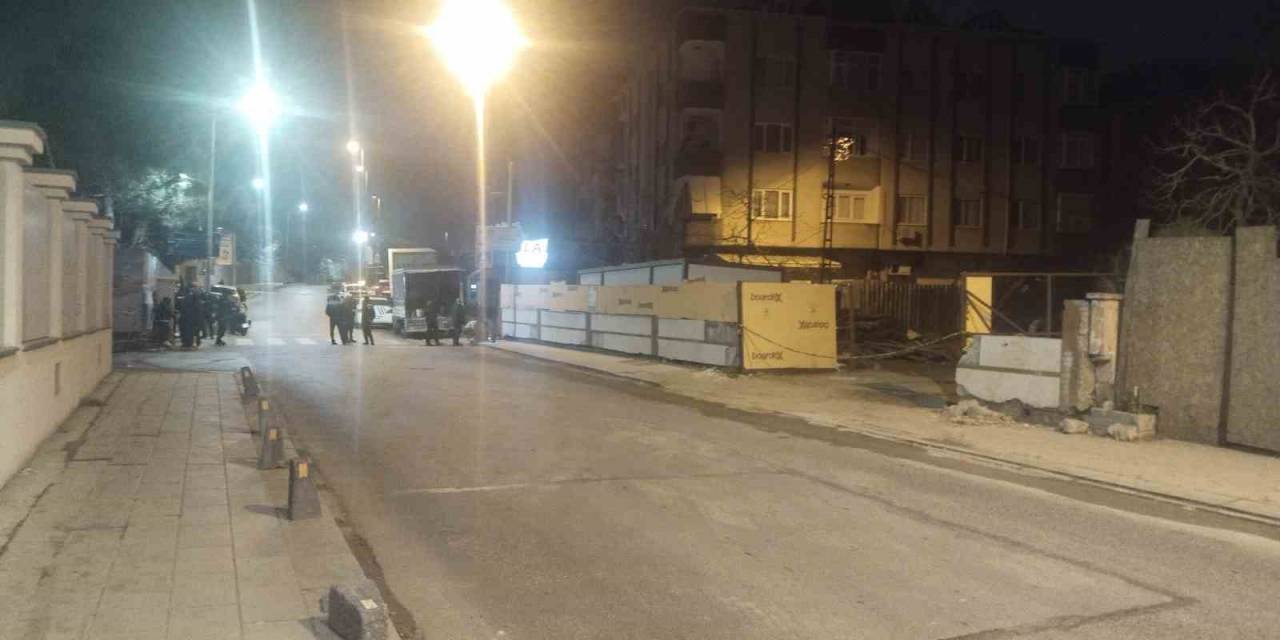 Üsküdar’da İstinat Duvarının Çökmesi Sonucu 1 Bina Boşaltıldı