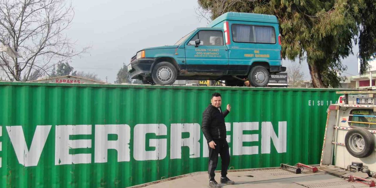 Hatay’da İlginç Görüntü: Konteyner Üzerindeki Aracı Gören Bir Daha Bakıyor