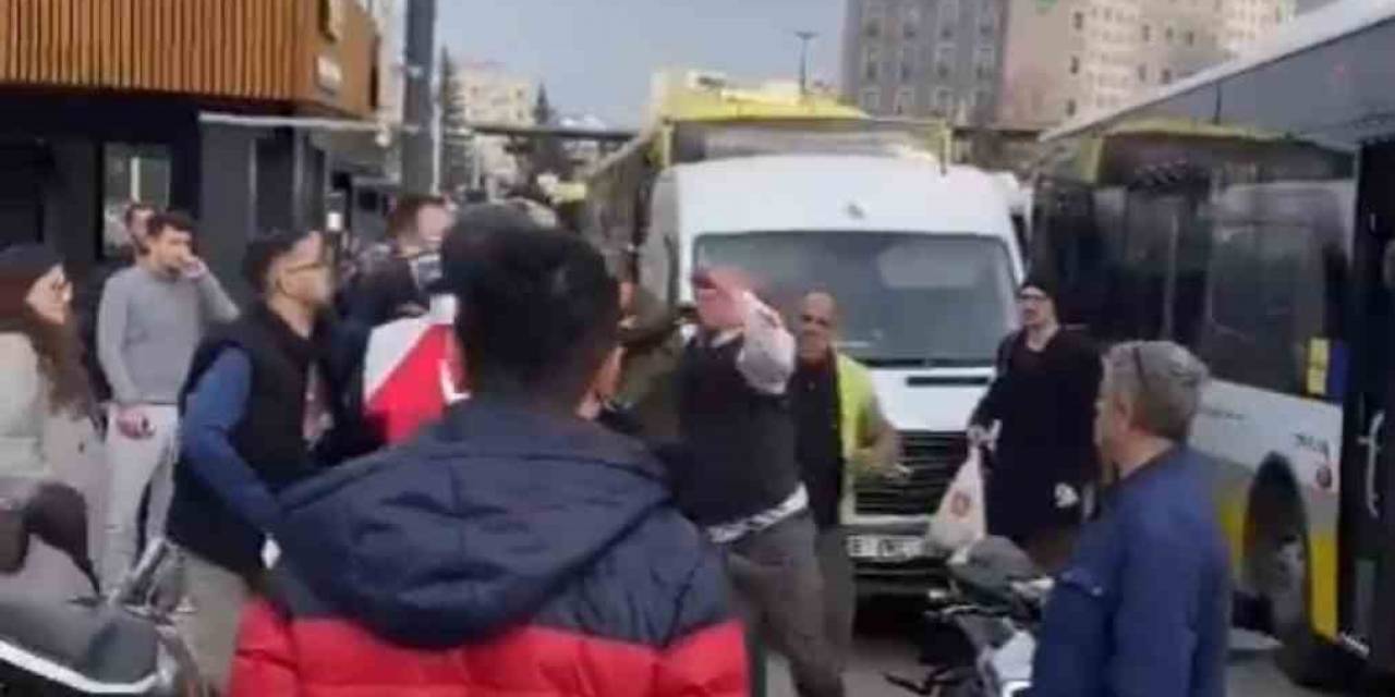 Bursa’da Halk Otobüsü İle Motosiklet Sürücüsünün Yumruklu Kavgası Kamerada