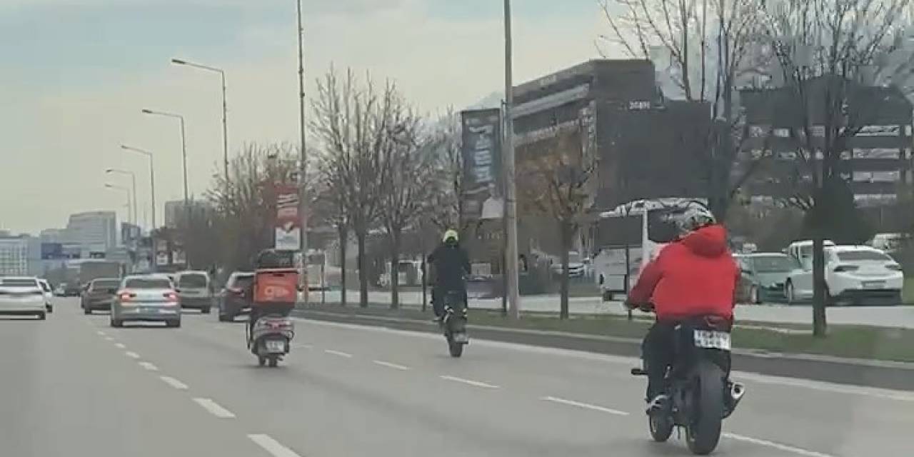 Bursa’da Motosikletli İki Kafadarın Trafikteki Tehlikeli Hareketleri Kamerada