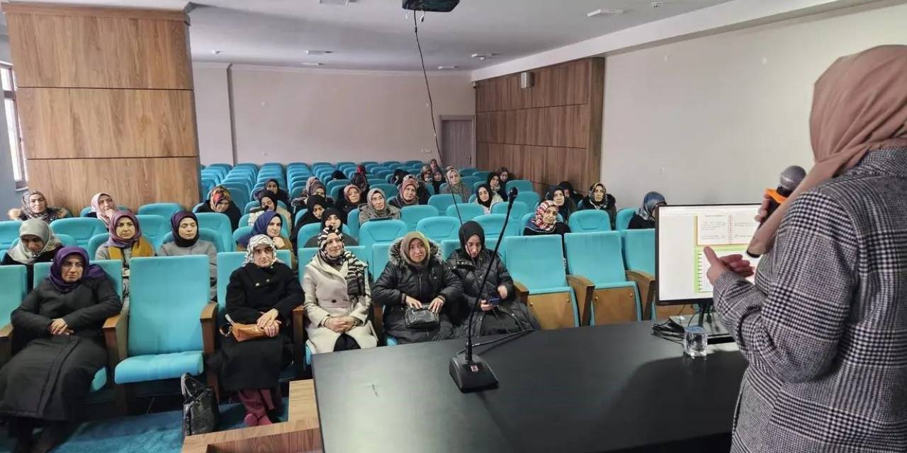 Bayburt’ta ’aile Ahlak Eğitimi’ Konulu Konferans Düzenlendi