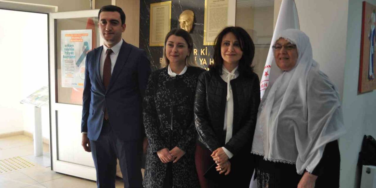 Valinin Eşi İlçe İlçe Gezerek Kadınları Kanser Konusunda Bilinçlendiriyor