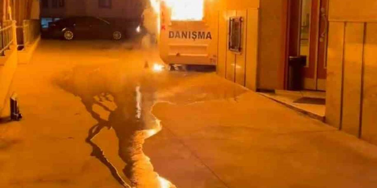 Kartal’da İş Yerinin Bahçesindeki Kulübe Alev Alev Yandı