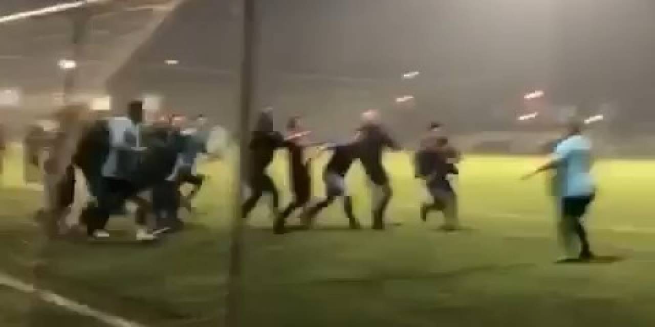 Futbol Turnuvası Boks Maçına Döndü...tekme Ve Yumruklar Havada Böyle Uçuştu