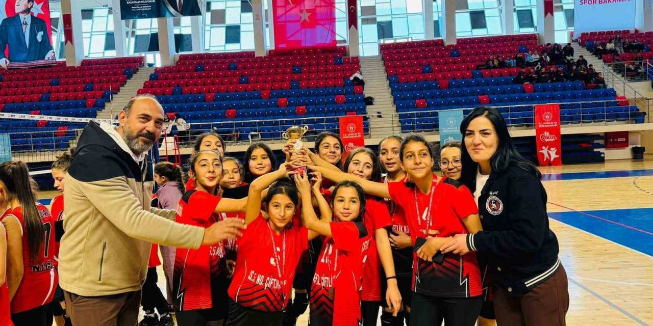 Niğde’de Voleybol Şampiyonları Belli Oldu