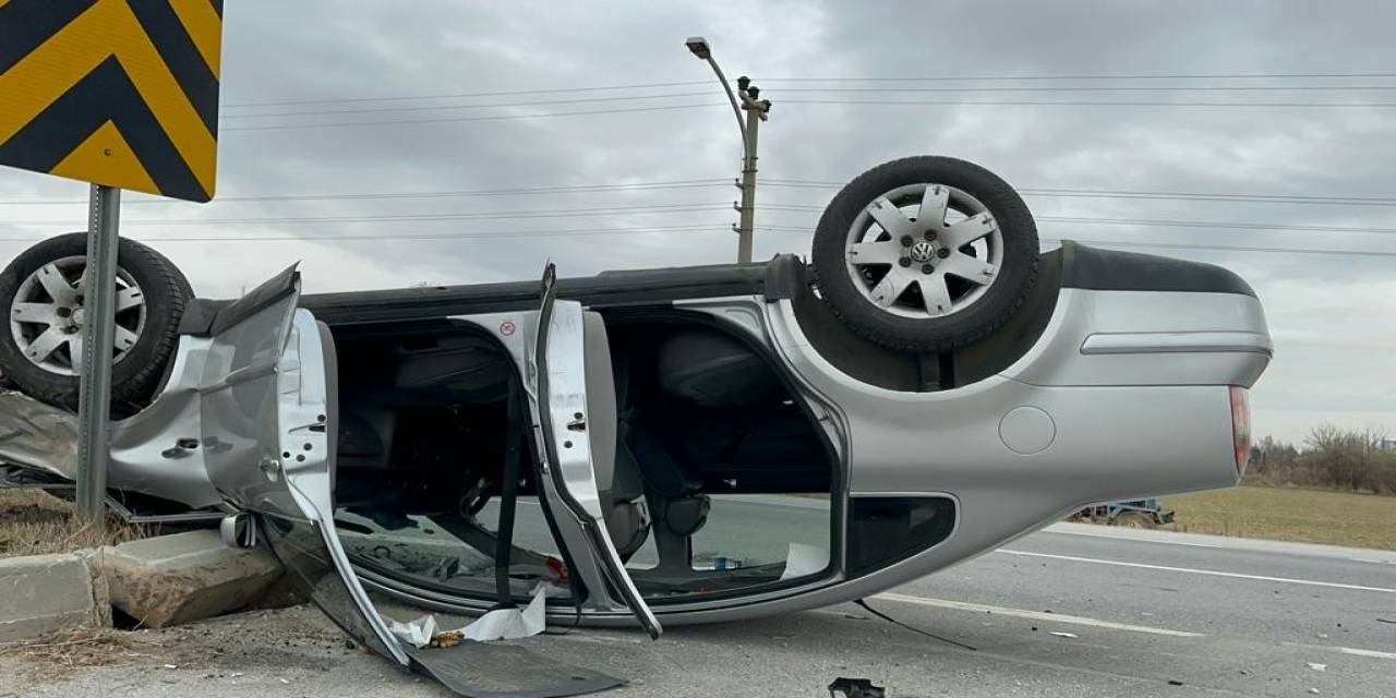 Patpat İle Çarpışan Otomobilde 3 Kişi Yaralandı