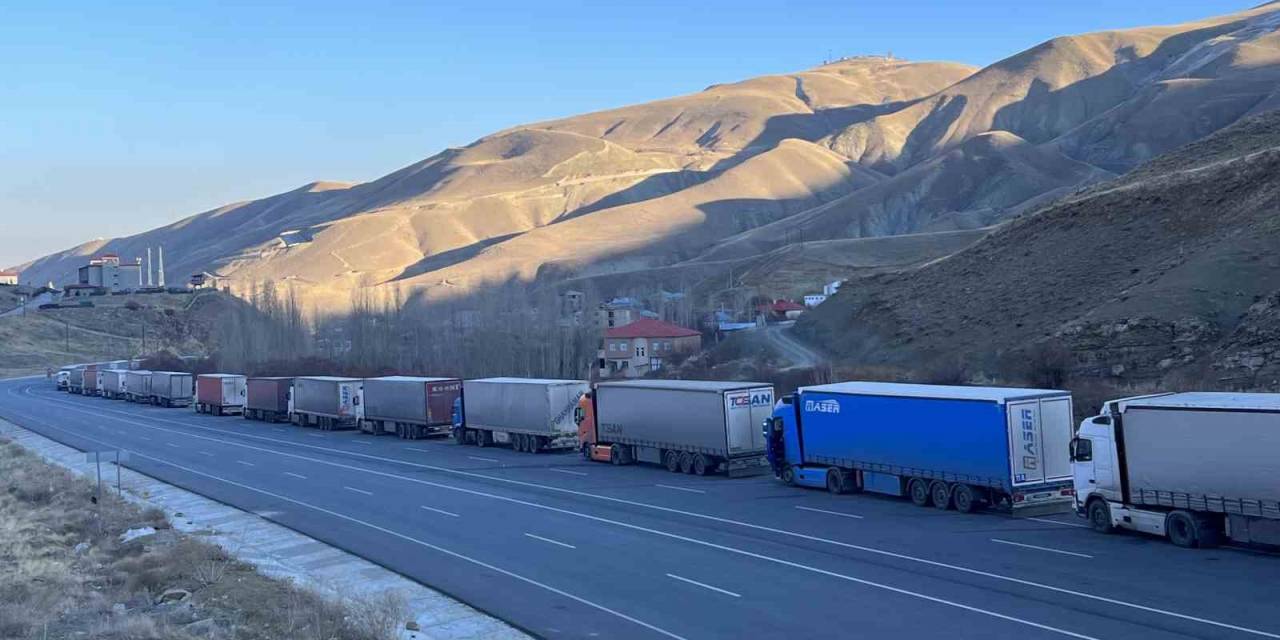 Türkiye-iran Sınırında 10 Kilometrelik Tır Kuyruğu