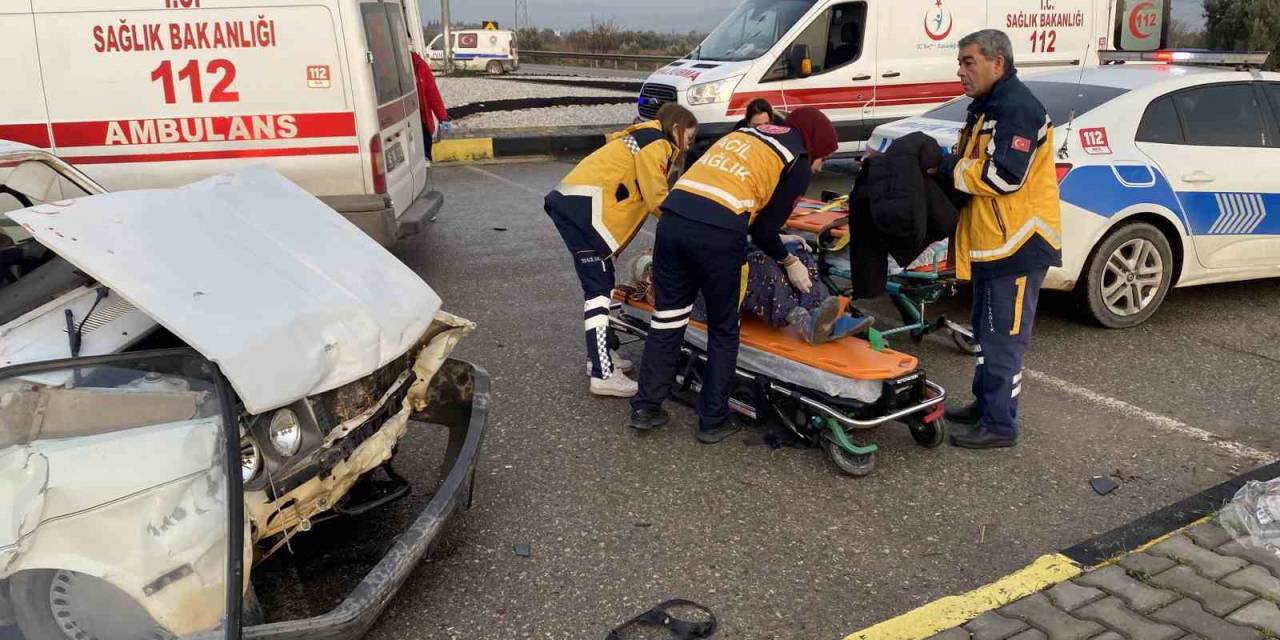 Manisa’da 2 Otomobil Çarpıştı: 8 Yaralı