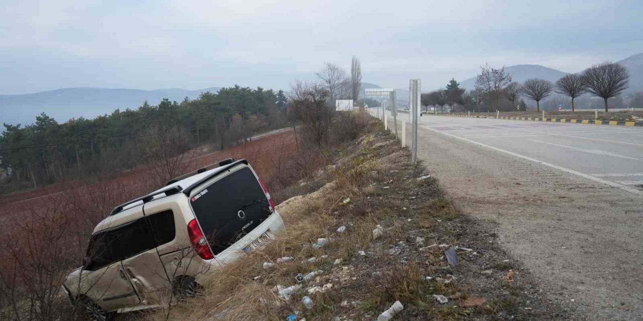 Yolu Şaşıran Sürücü, Tarlaya Uçtu: 3 Yaralı