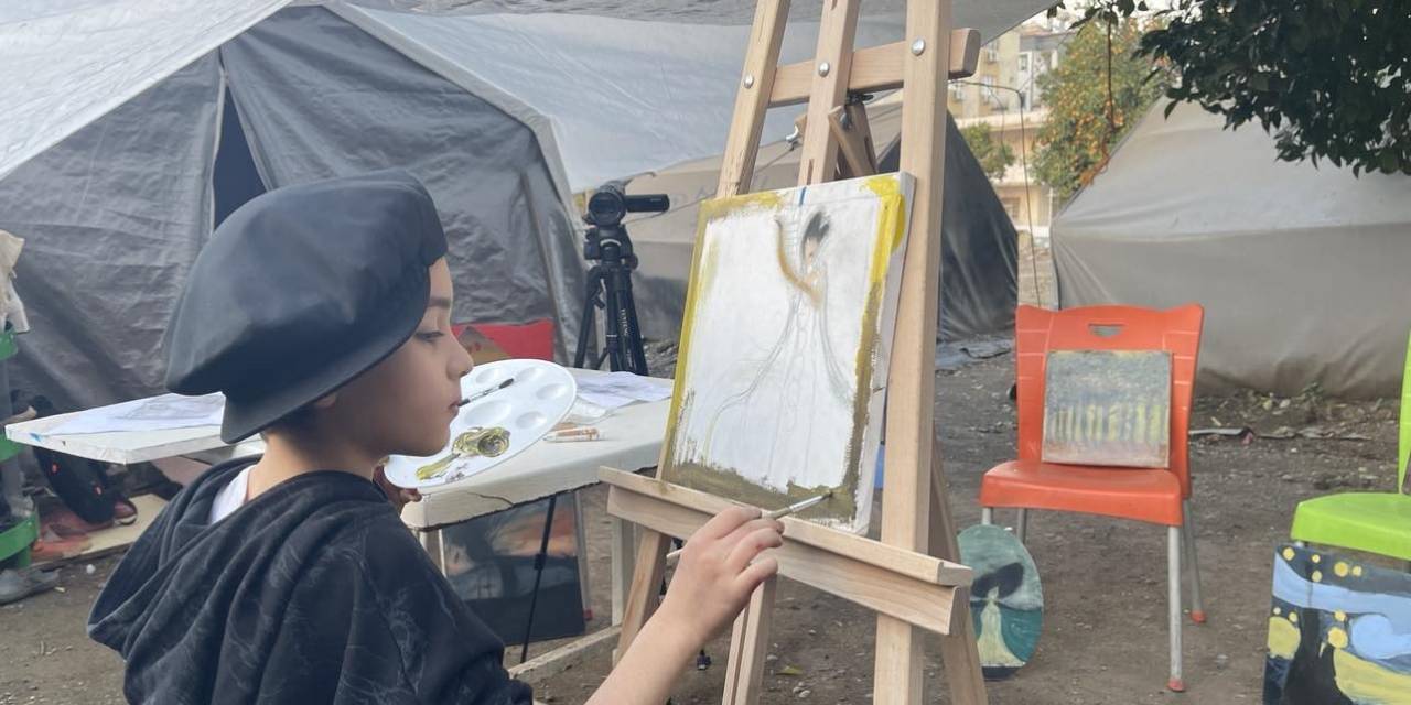 Deprem Evini Yıksa Da Hayallerini Yıkamadı: 10 Yaşındaki Ressam Eserlerini Çadırda Çiziyor