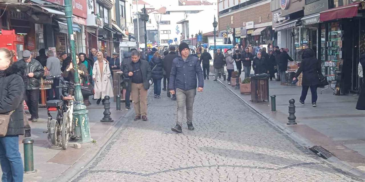 Tatilin Ardından Cadde Ve Sokaklarda Hareketlilik Başladı