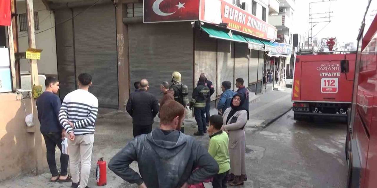 Apartmanda Çıkan Yangında Anne Ve 3 Çocuğu Mahsur Kaldı