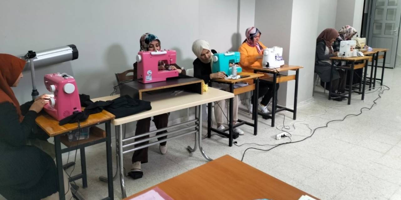 Sungurlu’da Kursiyerler Gazzeliler İçin Giysi Dikti