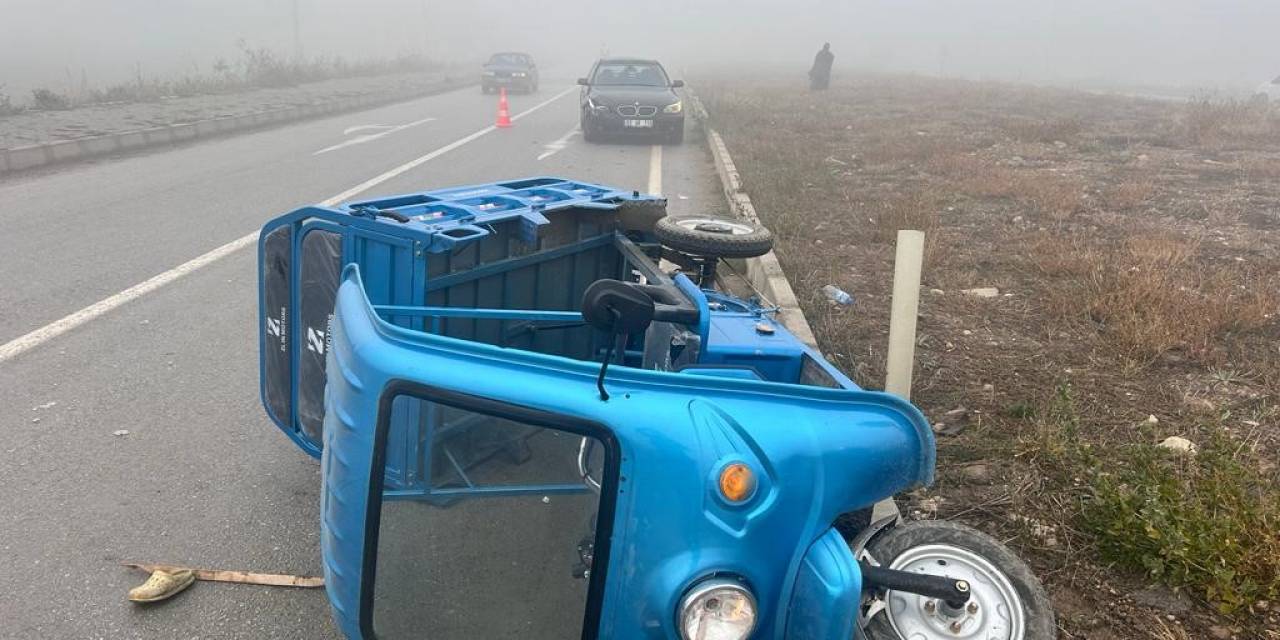 Otomobilin Çarptığı Elektrikli Bisiklette 3 Kişi Yaralandı
