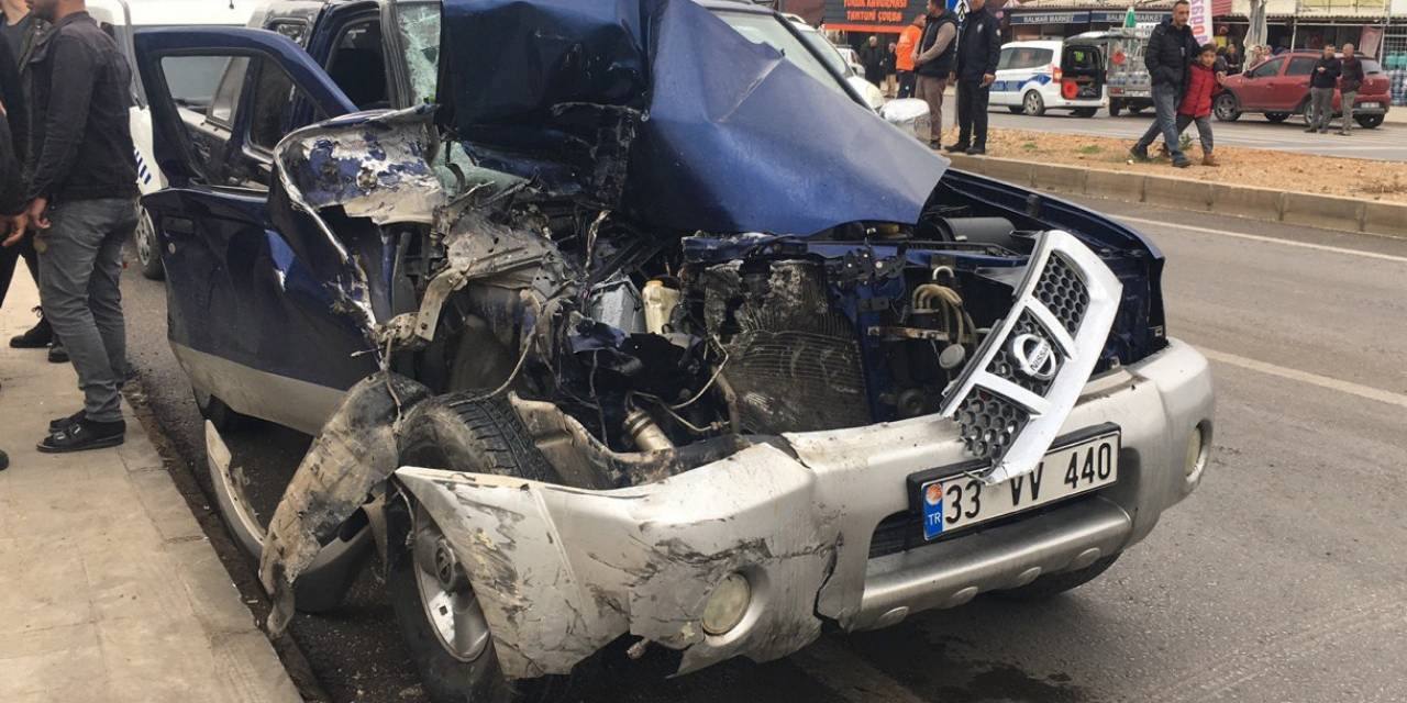 Erdemli’de Zincirleme Trafik Kazası: 2 Yaralı