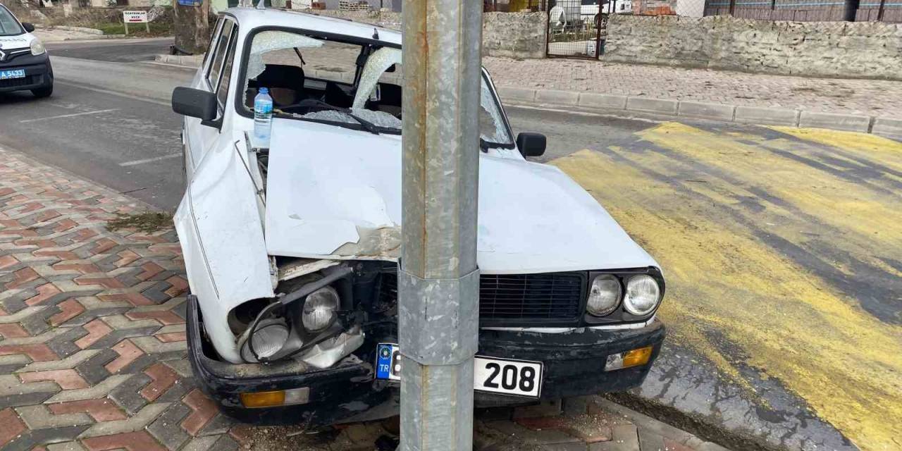 Uşak’ta Otomobil Elektrik Direğine Çarptı: 2 Yaralı