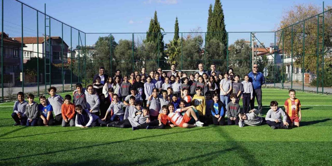 Ortaca’da Şehit Nasuh Aydın Ortaokulu’nun Halı Sahası Açıldı