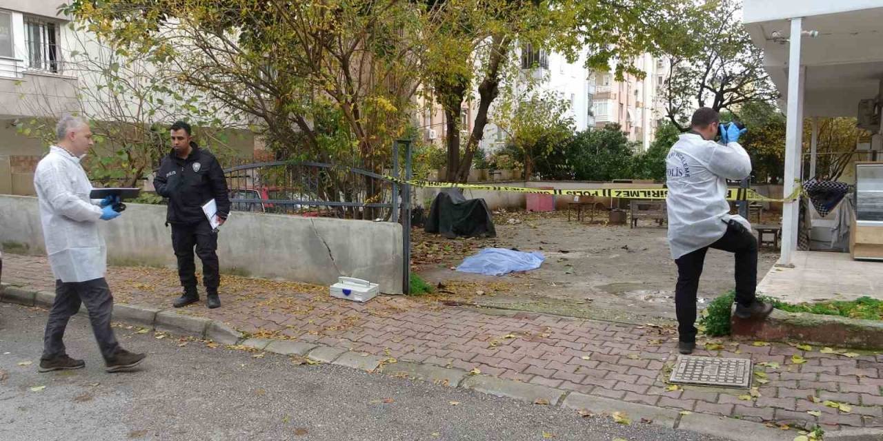 "Balkona Çıkacağım" Dedi, Apartman Bahçesinde Ölü Bulundu
