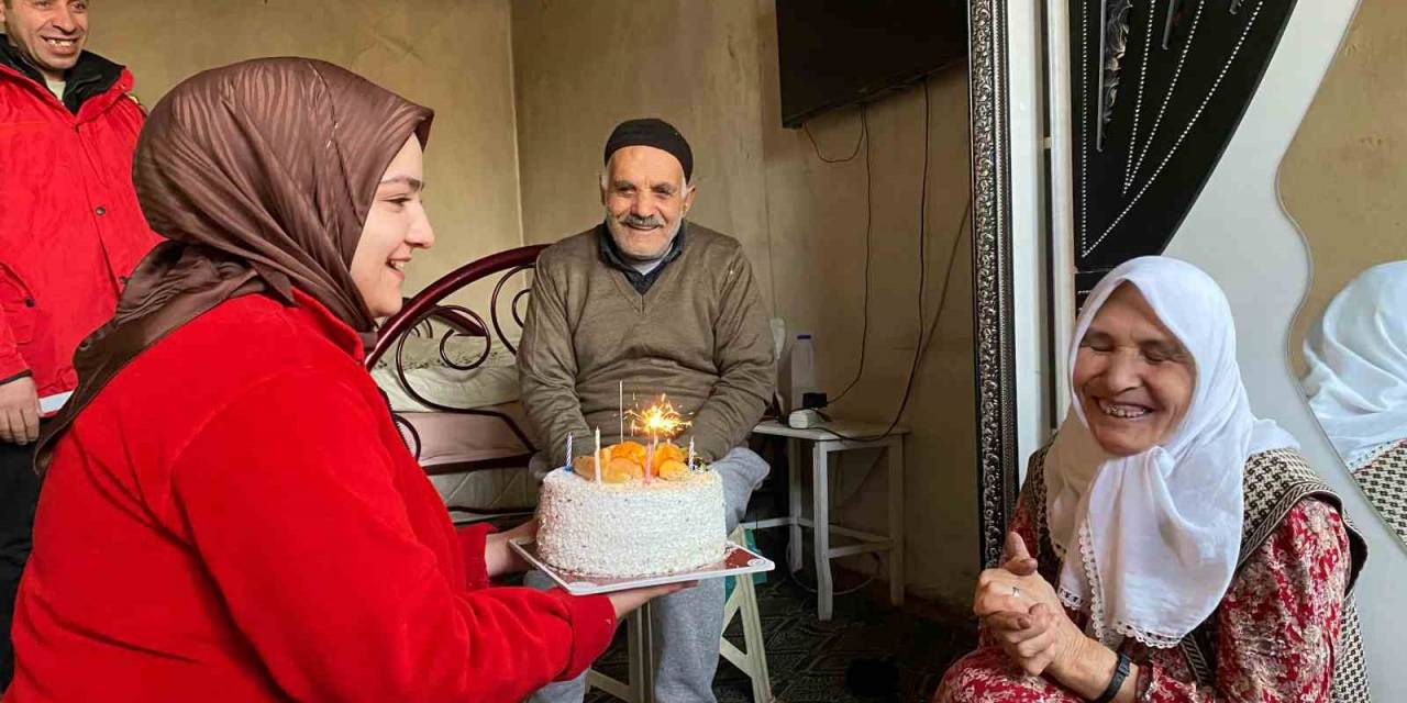 Ağrı’da Kızılay’dan 65 Yaşındaki Kadına Doğum Günü Sürprizi