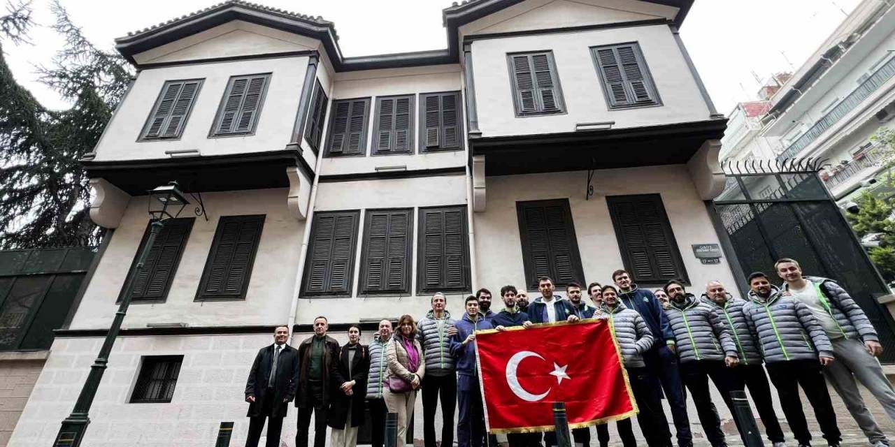 Tofaş Basketbol Takımı, Atatürk’ün Evini Ziyaret Etti