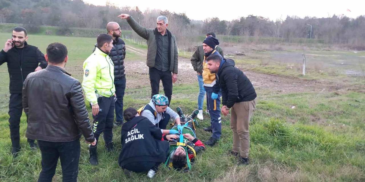 Virajı Alamayan Motosikletli Şarampole Yuvarlandı