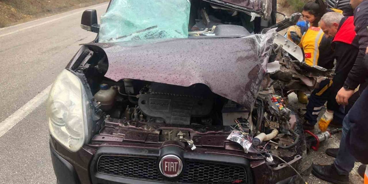 Ticari Araçla Çarpışan Kamyonet Devrildi; 2 Yaralı