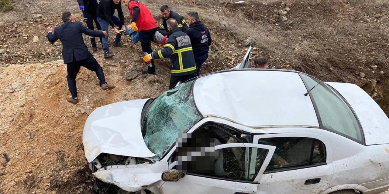 Yoldan Çıkan Otomobil Hurdaya Döndü: 1 Ölü, 3 Yaralı