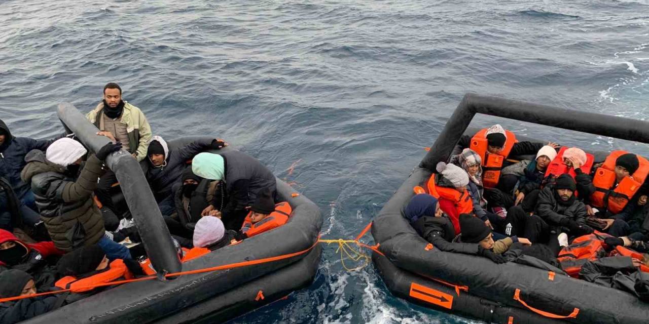Ayvalık Açıklarında 38 Düzensiz Göçmen Kurtarıldı
