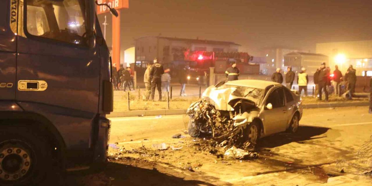 Iğdır’da Otomobil İle Tır Kafa Kafaya Çarpıştı: 3 Yaralı