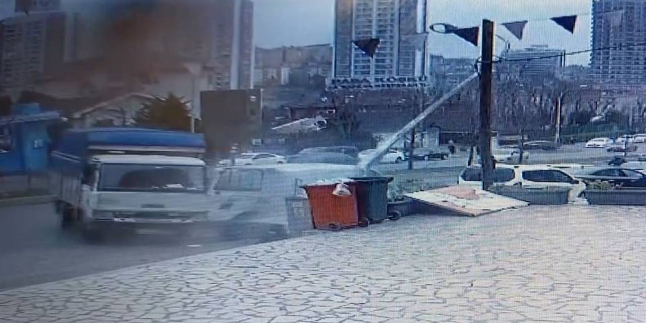 Gaziosmanpaşa’da Kontrolden Çıkan Kamyon Ticari Araca Çarptı, Direği Devirdi