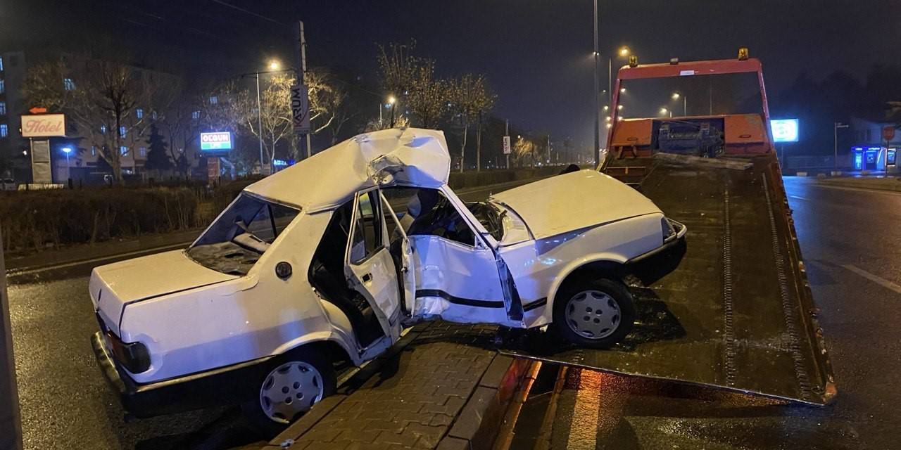 Direğe Çarpan Otomobil Ortadan İkiye Büküldü: 4 Yaralı