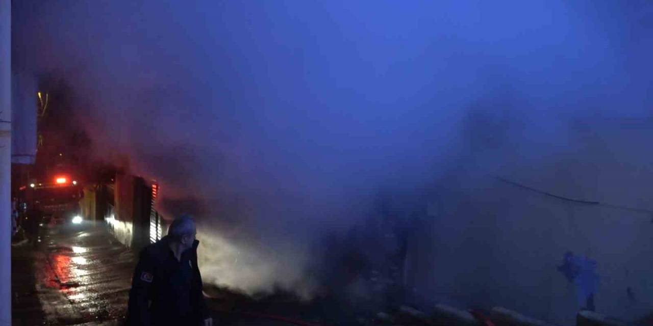4 Katlı Binanın Bodrum Katında Çıkan Yangın İtfaiye Ekiplerince Söndürüldü
