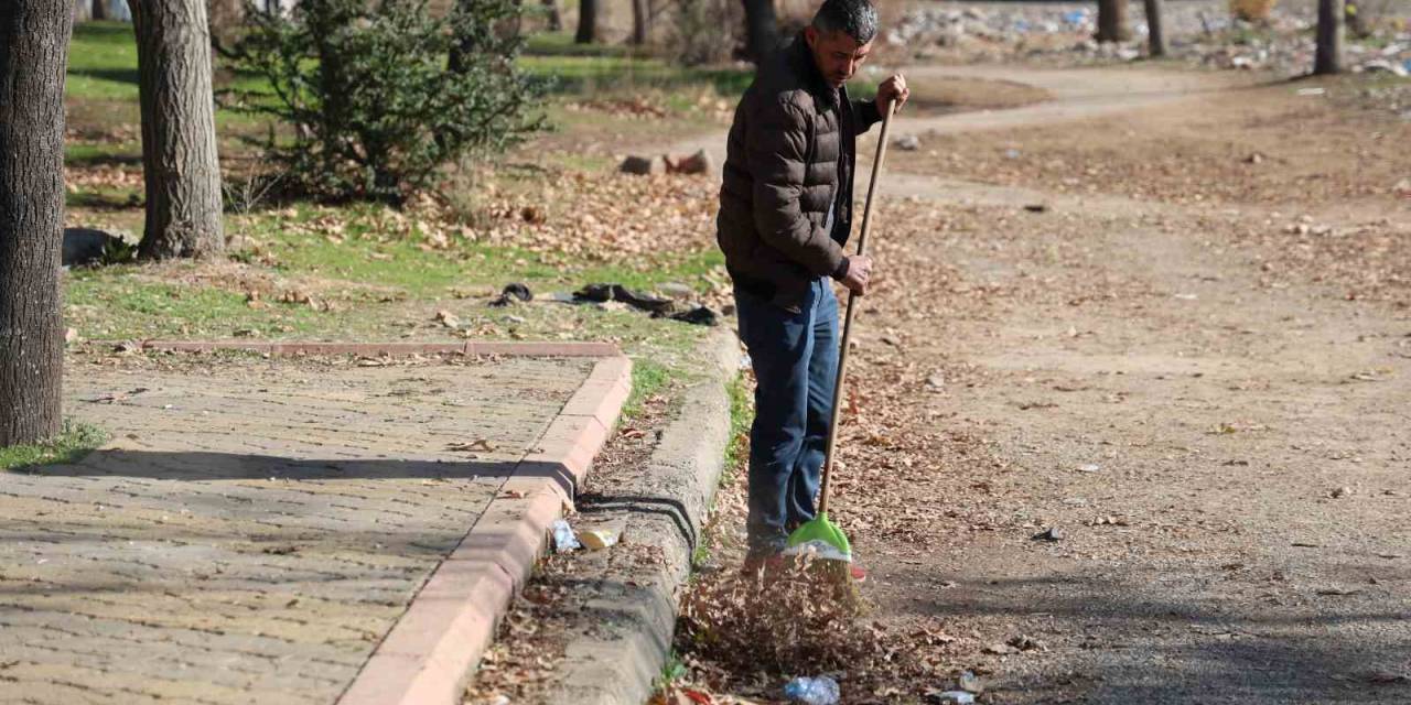 Kahramanmaraşlı Depremzede Yaşadığı Mahallenin Park Ve Bahçelerini Temizliyor