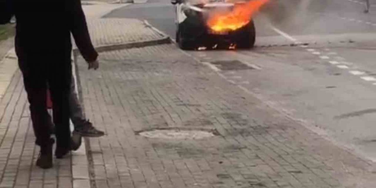 Bursa’da Hafif Ticari Araç Alev Aldı, Çimento Kamyonu Müdahale Etti