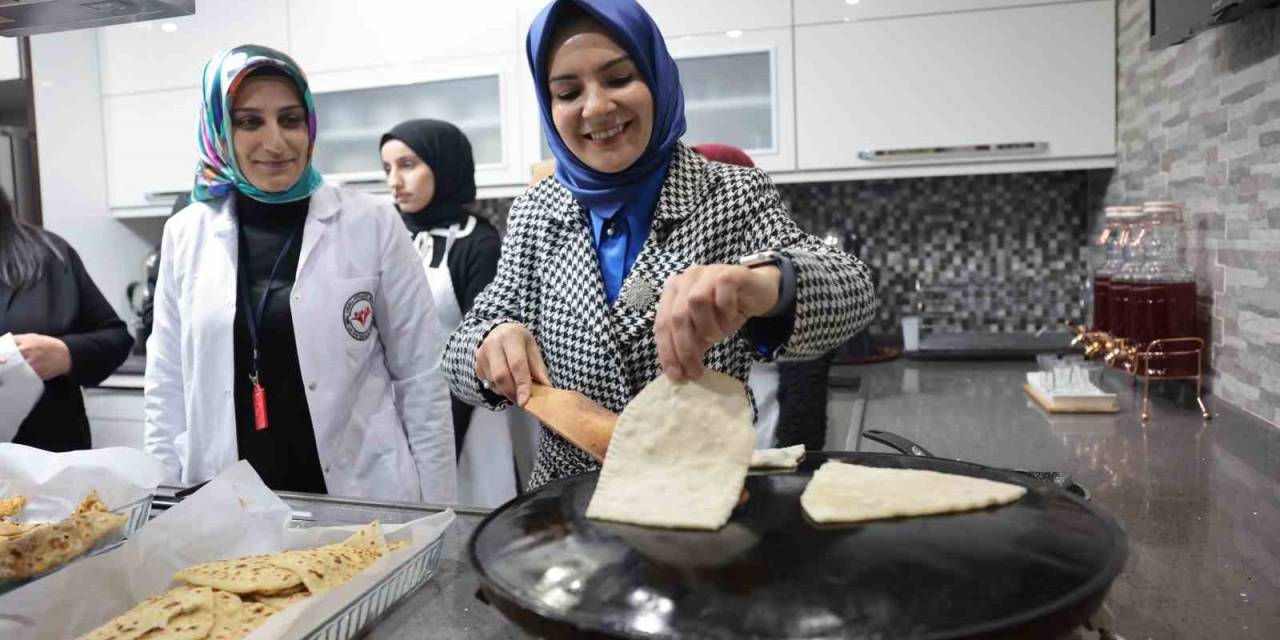 Bakan Göktaş Açılışını Yaptığı Aşevinde Yemek Kazanlarının Başına Geçip Döner Kesti