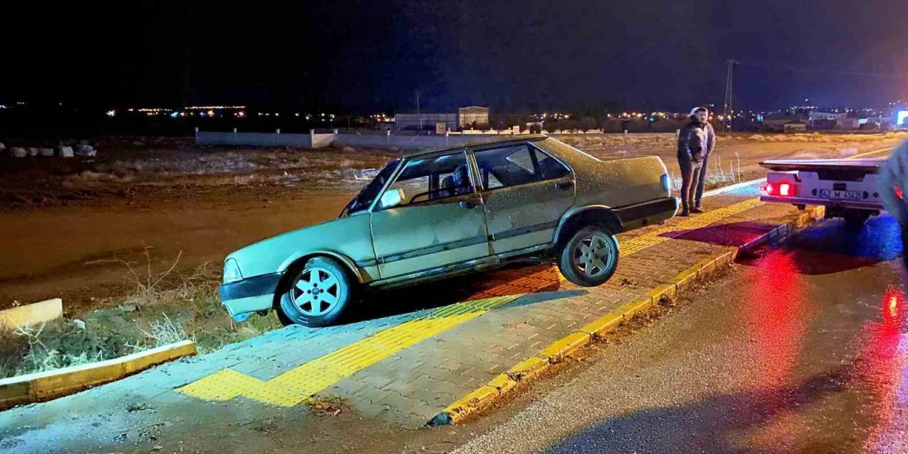 Alkollü Sürücünün Kullandığı Otomobil Kaldırımda Askıda Kaldı