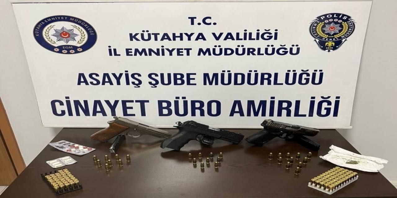 Kütahya’da Polisin Bölge Uygulamasında 3 Ruhsatsız Tabanca Ve Uyuşturucu Ele Geçirildi