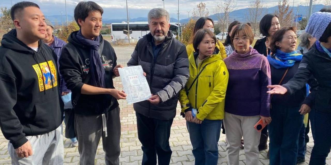 Gediz’e Gelen Çinli Turist Grubu Gençlik Merkezinde Misafir Edildi