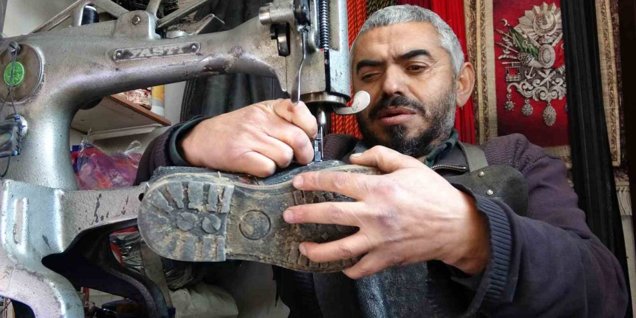 Bedensel Engelli Kundura Ustası, Çeyrek Asırdır Ayakkabı Tamir Ediyor