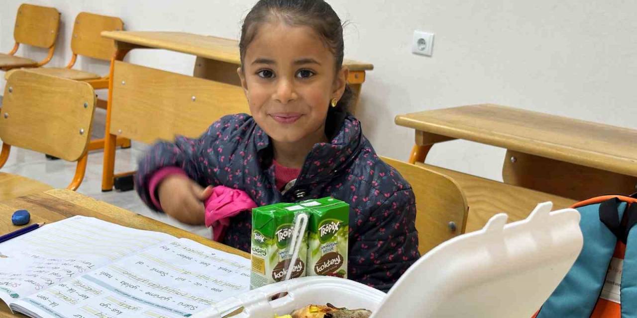 Mardin’de Köy Köy Gezilip Çocuklara 3 Ayda 2 Bin Pizza Dağıtıldı