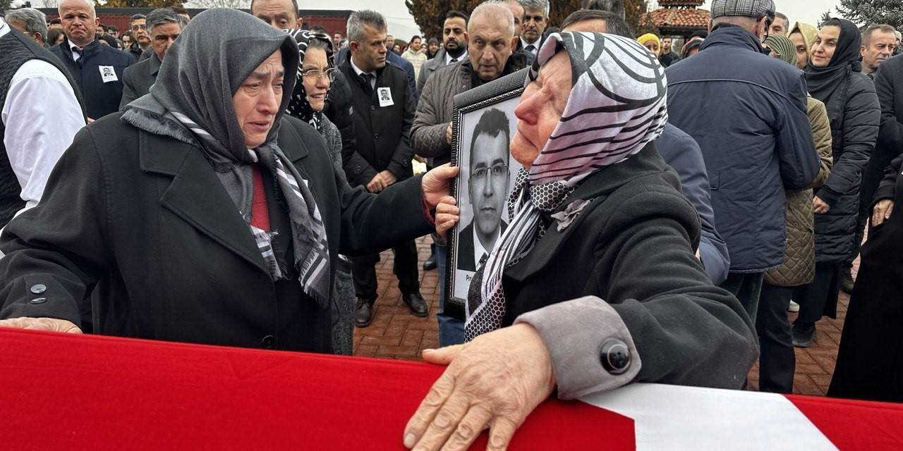 Otobüs Kazasında Yaralananlara Müdahale Ederken Hayatını Kaybeden Profesöre Veda