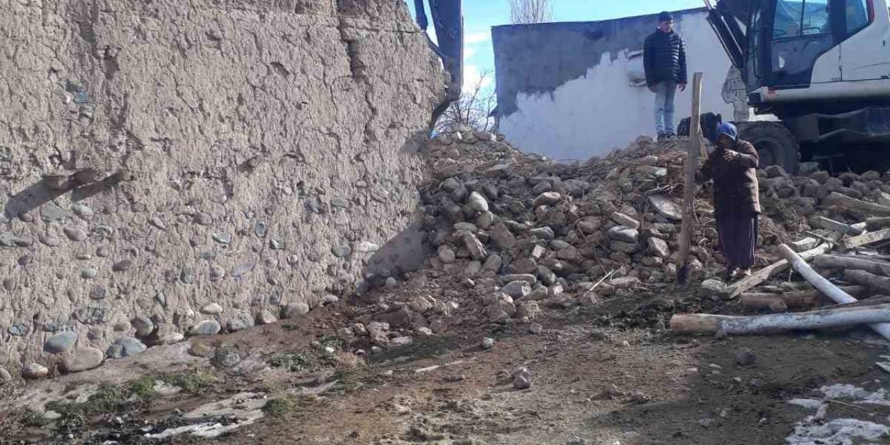 Iğdır’da Metruk Binalar Yıkılıyor