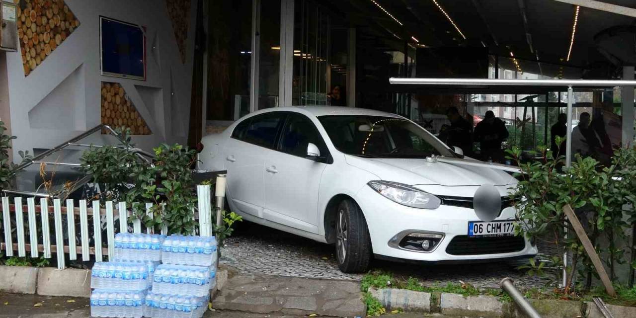 Ordu’da Otomobil Kafe Bahçesine Daldı: 3 Yaralı