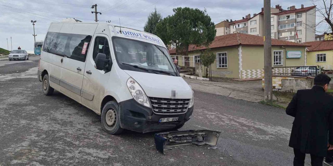 Direksiyon Başında  Nöbet Geçiren Şoför Öğrenci Servisine Çarptı