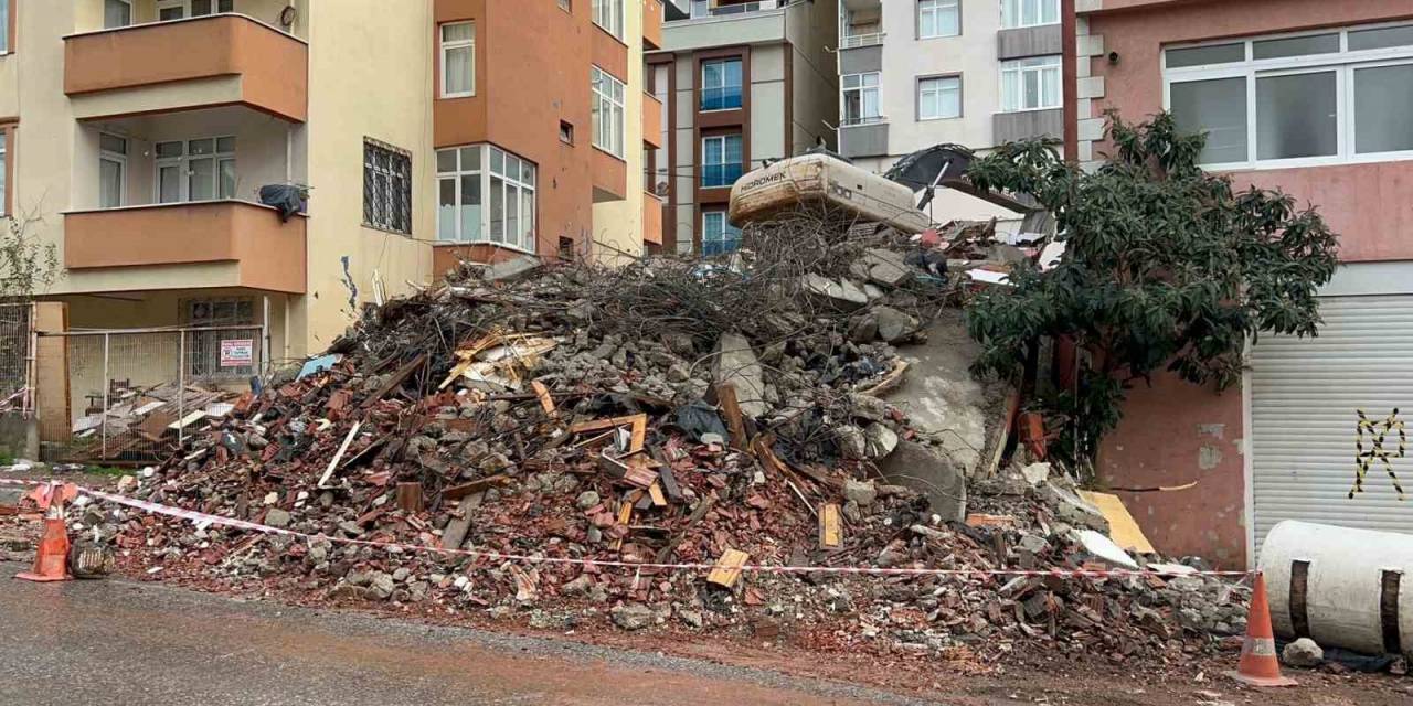 Maltepe’de Bina Yıkım Esnasında Caddeye Çöktü