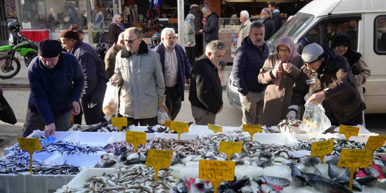 Vatandaşlar Hamsiyi Alırken Fiyatına Değil Boyuna Bakıyor