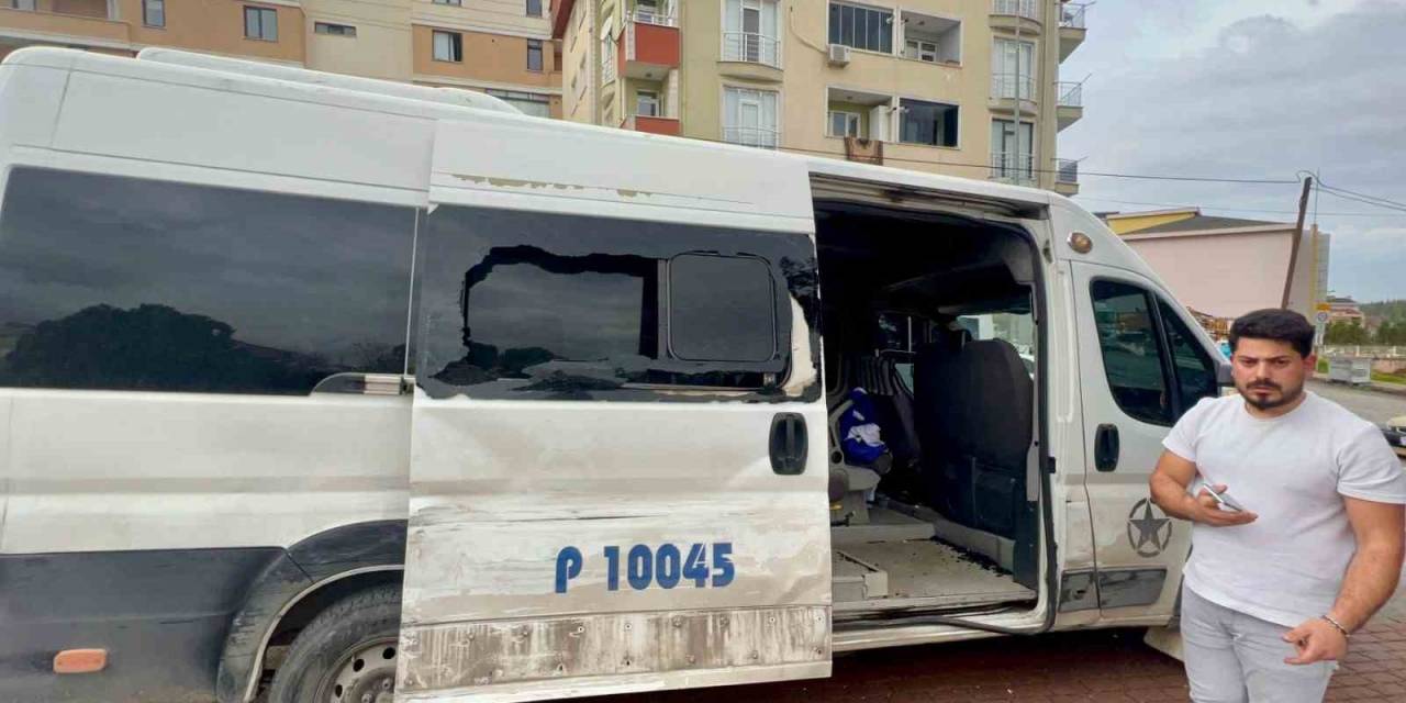İşçi Servisi İle Kamyonet Çarpıştı: 3 Yaralı