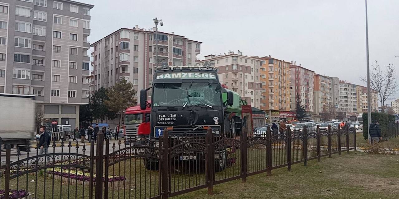 Fren Balataları Isınan Tır Refüje Daldı
