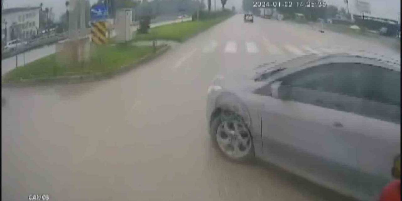 Yolcu Otobüsü İle Otomobilin Çarpışma Anı Araç Kamerasına Yansıdı: 2 Yaralı