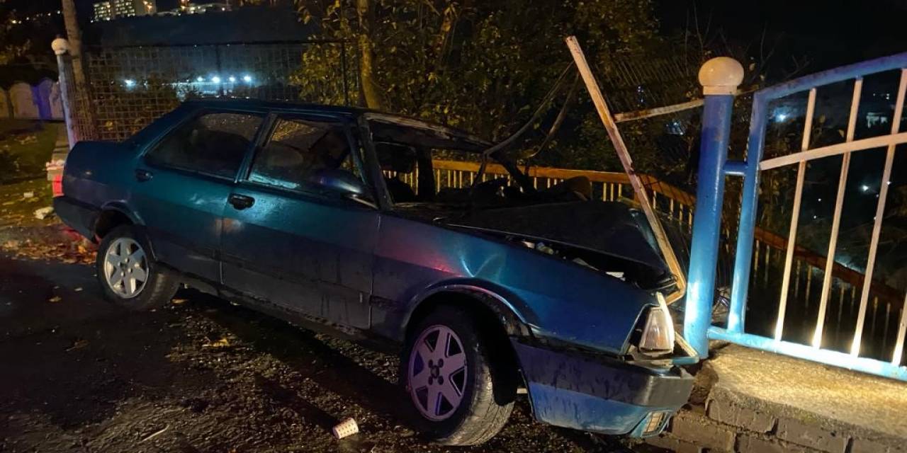 Otomobil Demir Korkuluklara Ok Gibi Saplandı: 2 Yaralı